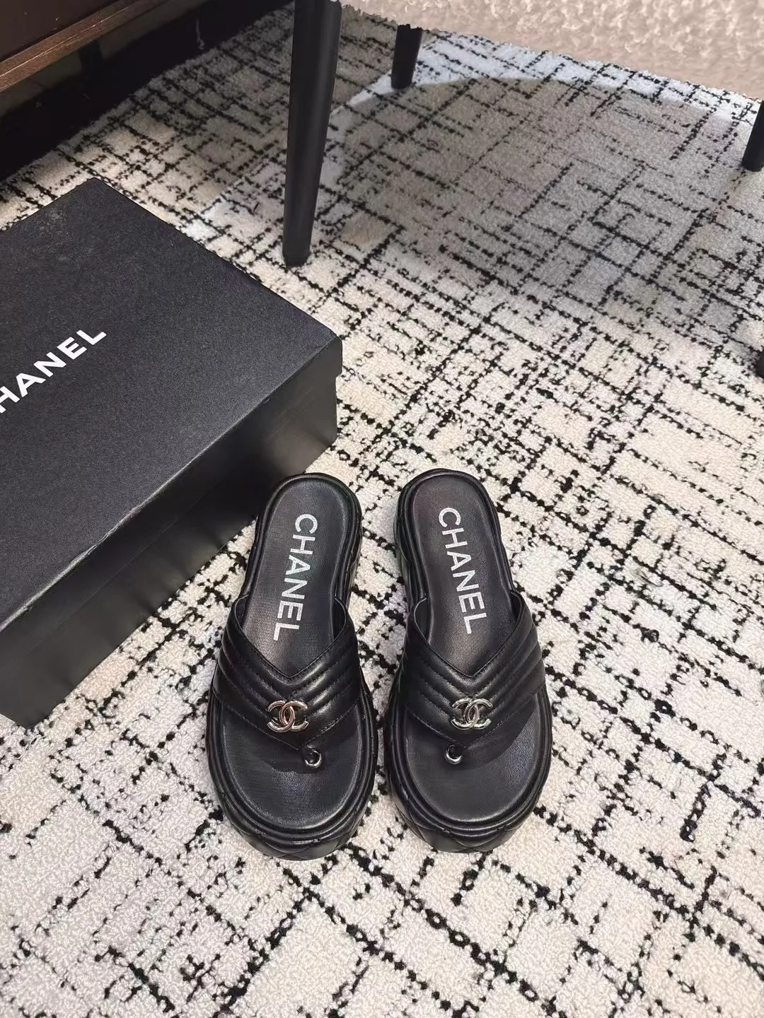 👟👟Ex-factory price 502👟👟 High version Chanel new color thick-soled slippers, easy to wear and versatile, must-have high-end tool shoes in summer, upper lambskin & customized denim, lining calfskin, original outsole Size: 35-39 (customized for 40, non-refundable)